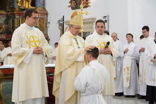 Biskup Bože Radoš zaredio Dominika Hrupeka za svećenika Varaždinske biskupije
